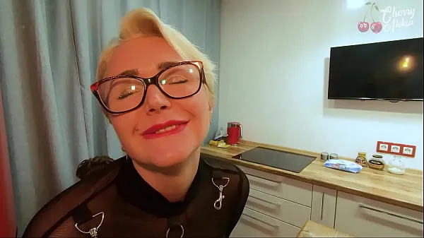 Kuumia Blonde with glasses fucked in the ass on a bar stool lämpimiä elokuvia