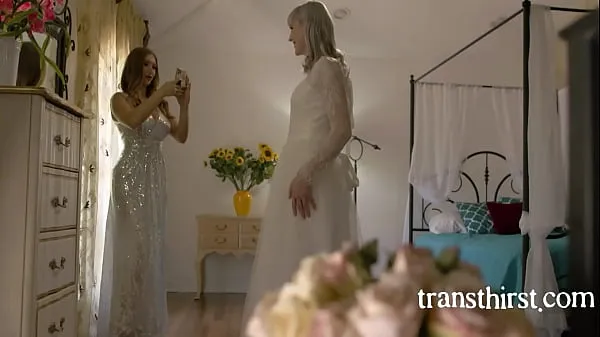 Vroči Brides Maid Fucks The Trans Bride And Groom topli filmi