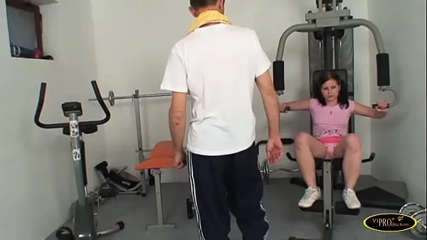 Hotte The girl does gymnastics in the room and the dirty old man shows him his cock and fucks her # 1 varme filmer