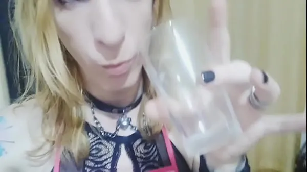 뜨거운 Housewife drinking cum from a cup 따뜻한 영화