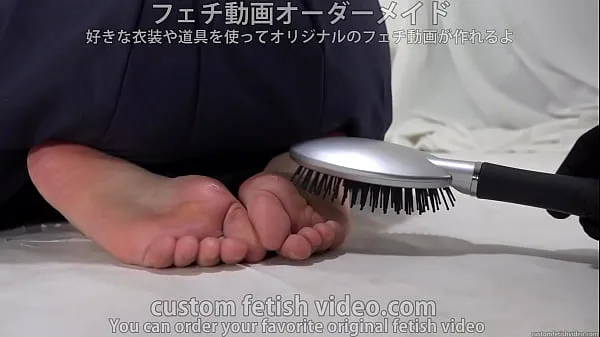 Hotte Tickle the soles of women's feet with a fork and a hairbrush varme filmer