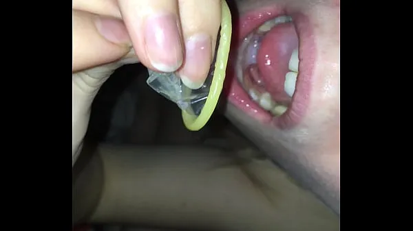 Hotte swallowing cum from a condom varme film