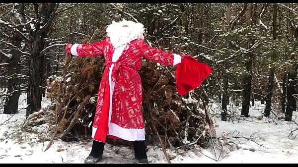 گرم Russian SANTA CLAUS jerks off his BIG DICK in the forest and sends his sperm as a gift for the New Year 2022 گرم فلمیں
