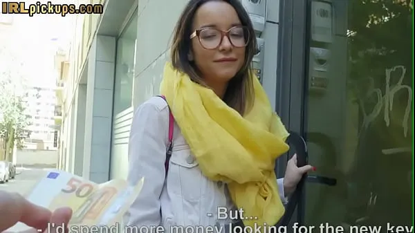 Hotte Glasses wearing brunette picked and stuffed in the public varme filmer
