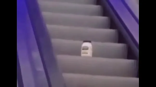Heiße Mayonaise on an escalator but it's berserkwarme Filme