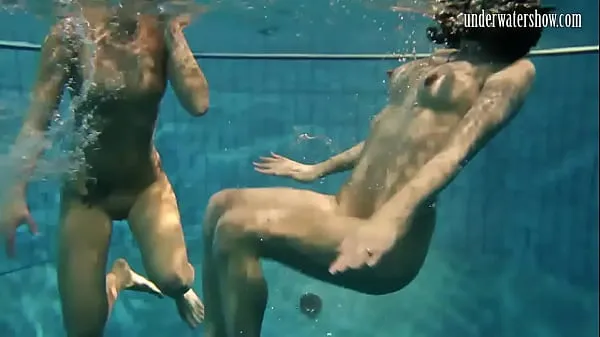 गर्म Hottest chicks swim nude underwater गर्म फिल्में