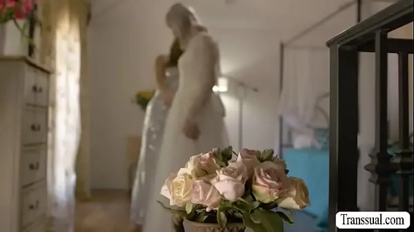 Vroči Shemale bride fucks her hot brides maid topli filmi