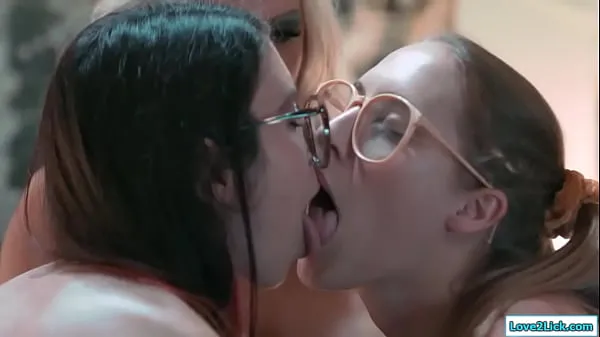 Vroči Milf teaches teens to have lesbian sex topli filmi