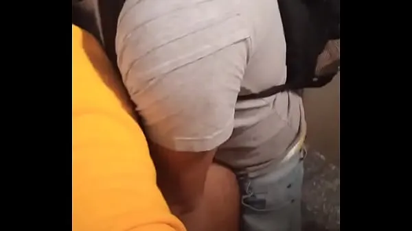Quente Novinho dando o cu ao operário no banheiro do metro Filmes quentes