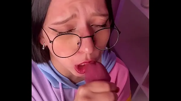 Geeky Girl In Glasses Get Cum On Her Cute Face Film hangat yang hangat