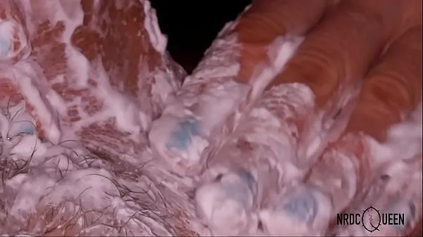 أفلام ساخنة ASMR Milf shows How to Massage and Lick a Dick with a Cream دافئة