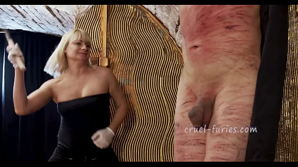 热Cruel Blonde MILF Whips Guy's Cock温暖的电影