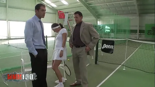 Sıcak Lea Magic fucked in both holes in this threesome on the tennis court Sıcak Filmler