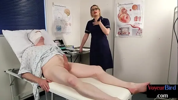 Sıcak British voyeur nurse watches her weak patient wank in bed Sıcak Filmler