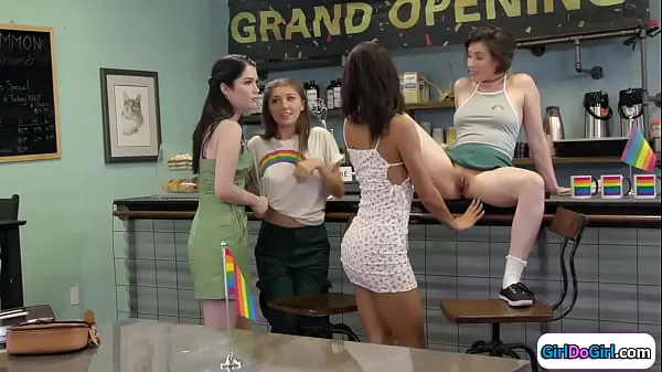 뜨거운 Barista serving free pussy to customers 따뜻한 영화