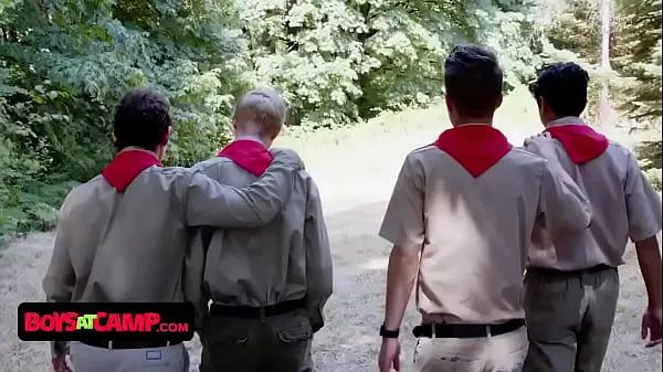Boys At Camp - Des garçons scouts sexy font plaisir à leur maître scout à l'extérieur Films chauds