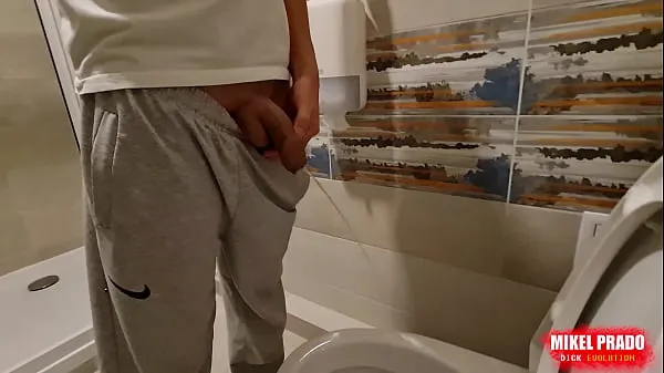 Gorące Guy films him peeing in the toiletciepłe filmy