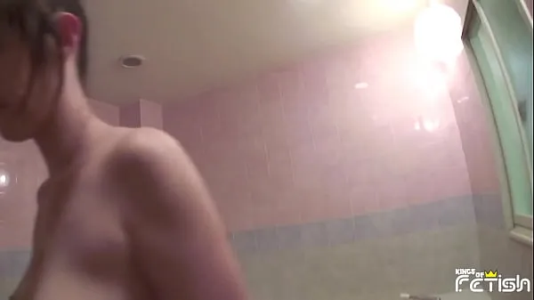 Vroči Busty Japanese girl takes a hot shower and gets dressed topli filmi
