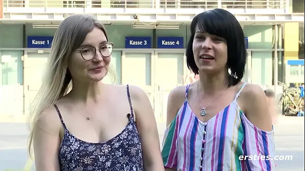 Gorące Lesbian Couple Play With a Glass Dildociepłe filmy