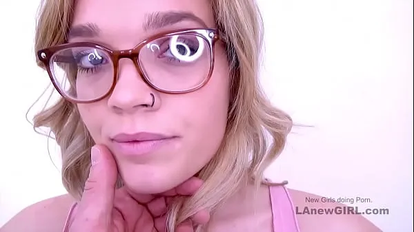 Kuumia Blonde with glasses makes hard cock cum in studio lämpimiä elokuvia