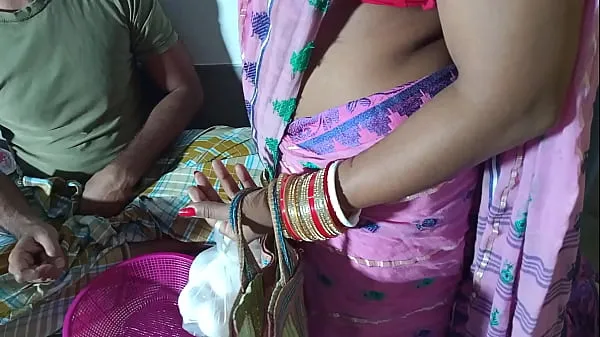 Film caldi Il venditore di uova indiano scopa Desi Lonely Bhabhi nella sua camera da letto principale quando la sua famiglia non è in casacaldi