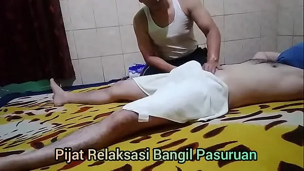 Film caldi L'uomo etero si fa duro durante il massaggio tailandesecaldi