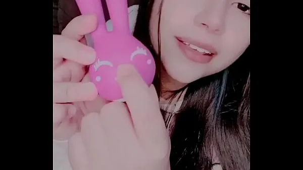 Curious girl masturbating with a bunny toy Film hangat yang hangat