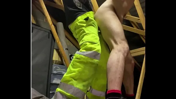 Hotte Skinny twink Sucks chavy traide massive cock in work mans unifrom on site varme film