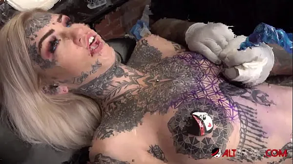 Hete Sascha plays with Amber Luke while she gets tattooed warme films