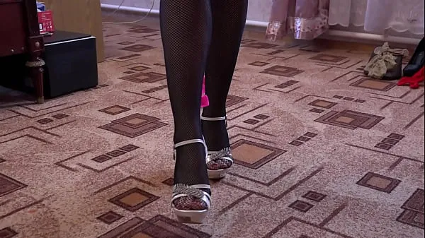 热Foot fetish with different pantyhose and stockings and high heels. The brunette boasts of her legs and beautiful ass and hairy pussy. Homemade温暖的电影