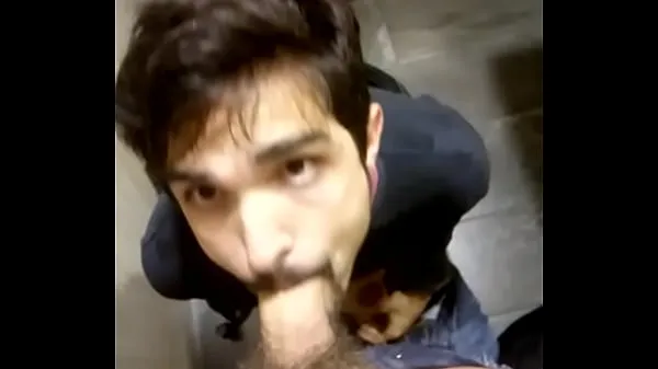 Hotte sucking dick in public toilet varme film
