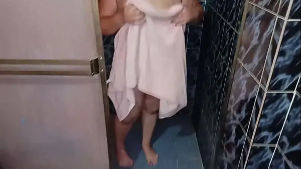 뜨거운 Spying on my STEPMOTHER while she's taking a bath when I come in she asks me to help her dry it ends up sucking my COCK 따뜻한 영화