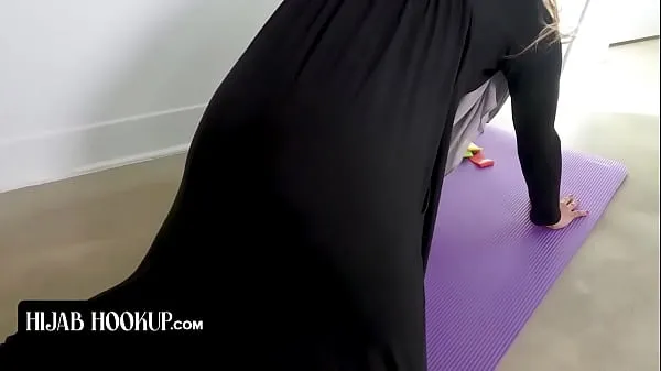 أفلام ساخنة Hijab Hookup - Slender Muslim Girl In Hijab Surprises Instructor As She Strips Of Her Clothes دافئة