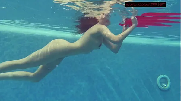 热Lina Mercury Russian big tits pornstar enjoys swimming pool温暖的电影