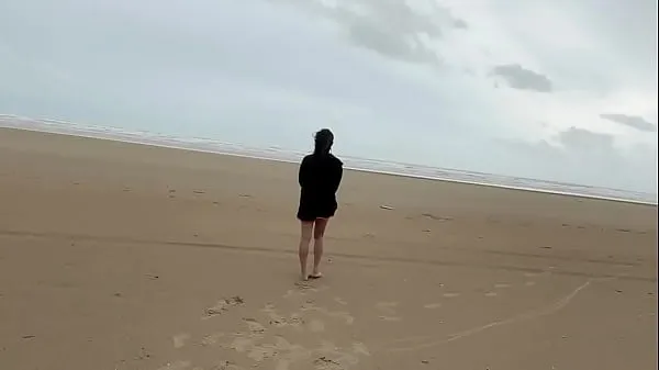 Kuumia sexy ladyboy masturbating her cock in the beach lämpimiä elokuvia