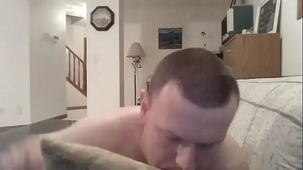 Nóng Humping Bed and Masturbating Watching Gay Porn Phim ấm áp