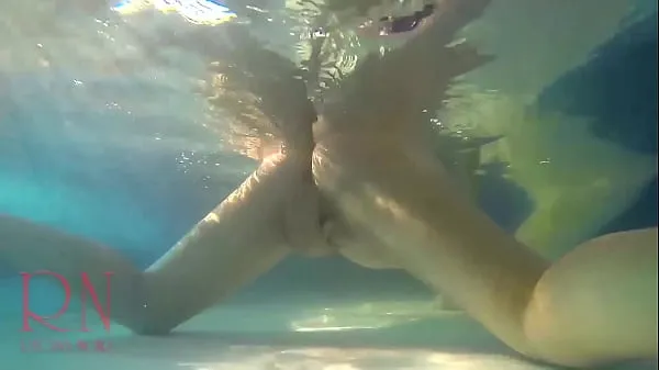 Spectacle de chatte sous-marine. Sirène doigté masturbation Fille élégante et flexible, nageant sous l'eau dans la piscine extérieure Films chauds