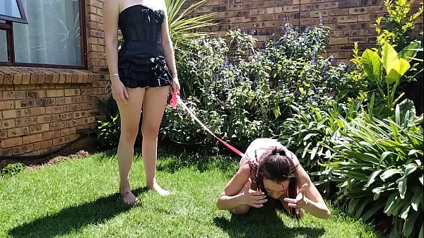 Hotte Girl taking her bitch out for a pee outside | humiliations | piss sniffing varme filmer