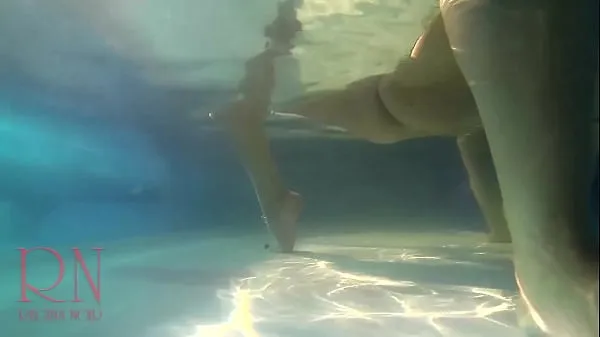 Películas calientes Espectáculo de coño bajo el agua. Sirena digitación masturbación Nena elegante y flexible, nadando bajo el agua en la piscina al aire libre cálidas