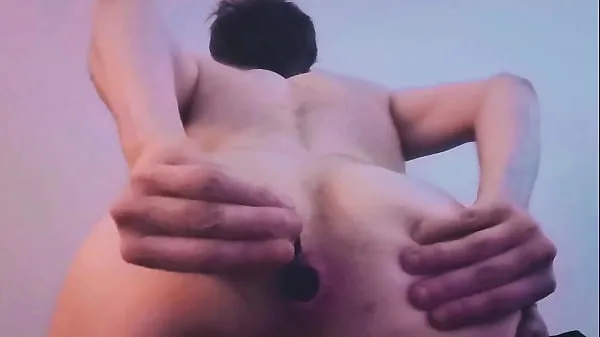 Vroči Amateurboy enjoys a butt plug topli filmi
