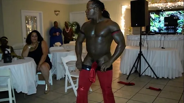 Jamaican Stripper Has Surprise for MILFS Filem hangat panas