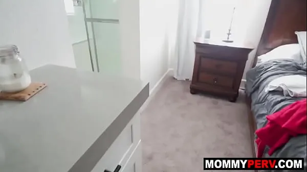 Kuumia Hot MILF step-mom invites stepson to bathroom and sucks his dick lämpimiä elokuvia