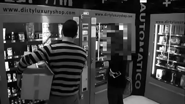 Kuumia Smart dude sets a hidden camera inside his shop and film himself fucking clientes lämpimiä elokuvia