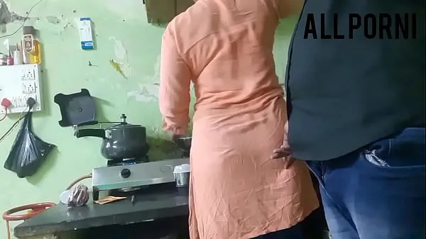 Beau-père indien baise sa belle-fille en cuisinant Films chauds