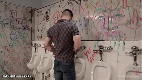 Vroči Femdom pegging man in public toilet topli filmi