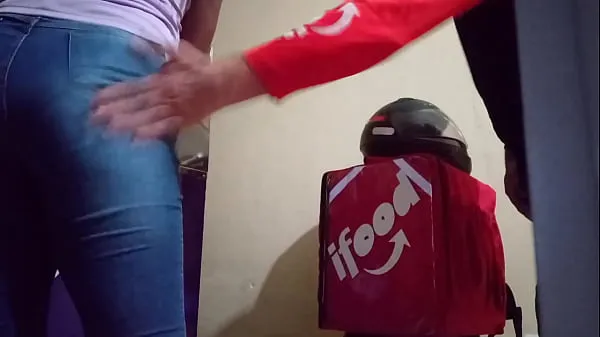 Vroči Married working at the açaí store and gave it to the iFood delivery man topli filmi