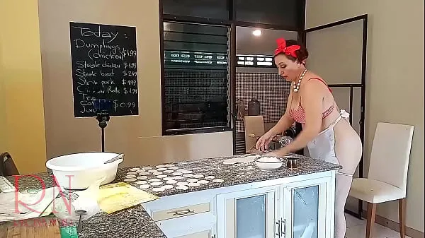 Žhavé Nudist housekeeper Regina Noir cooking at the kitchen. Naked maid makes dumplings. Naked cooks. Spy camera. Part 1 žhavé filmy