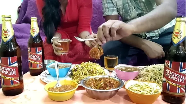Heiße Madam genießt Sir Ka Lund mit Essen und kaltem Bier Mumbai Ashuwarme Filme