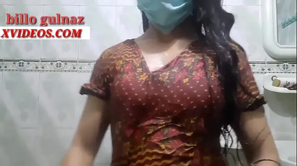 Indian girl taking a bath in the bathroom Film hangat yang hangat