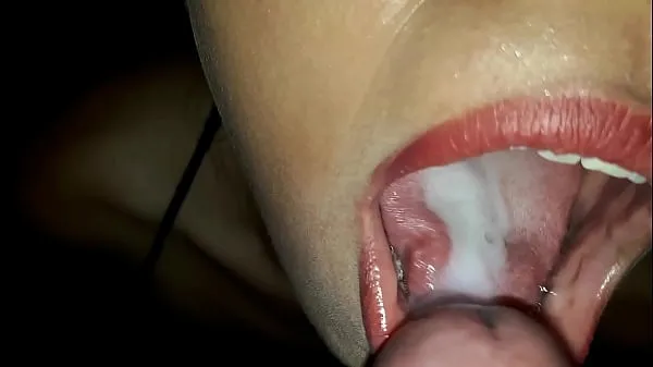Películas calientes Susy succiona la verga de su novio el se corren en su garganta pero no le gusta cálidas